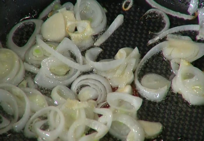 Теплый салат с куриной печенью, тыквой и копченой грудинкой 