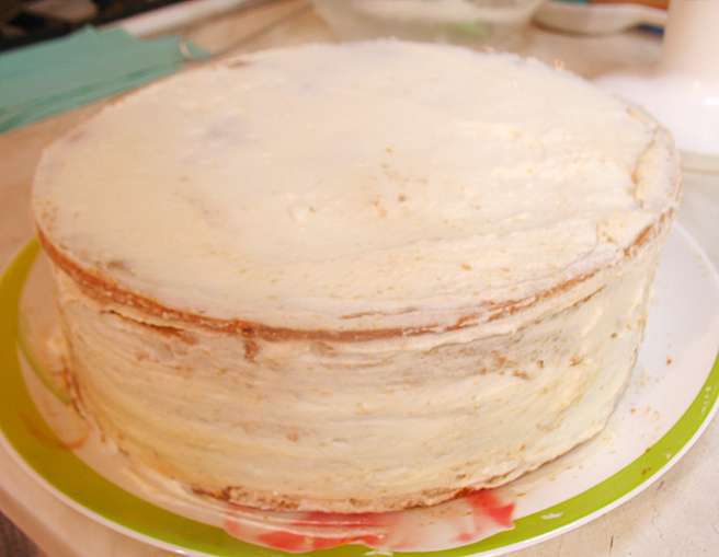 Карамельный медовик с клубникой