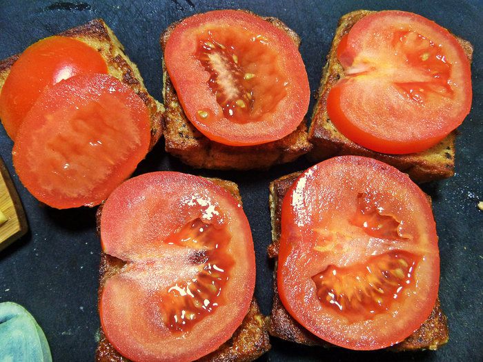 Гренки с овощами под сыром