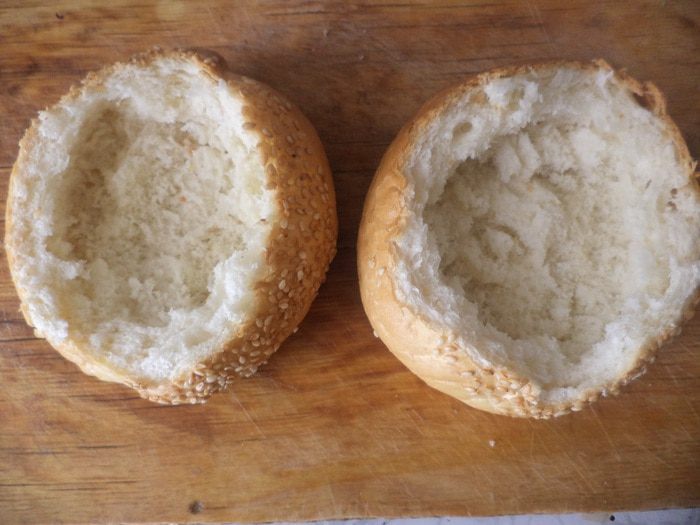 Омлет в булочке с шампиньонами и колбаской