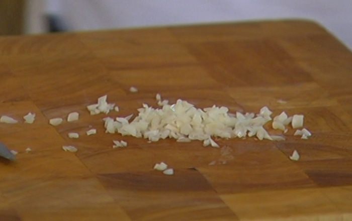 Сэндвич с рыбой в кляре и листьями салата 