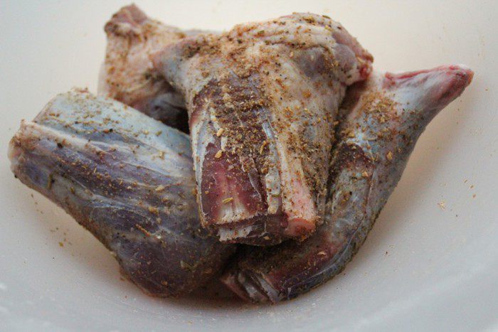 Пряная баранина с маслинами, оливками и томатами 