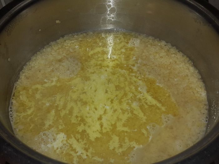 Жареный лосось и кускус со шпинатом