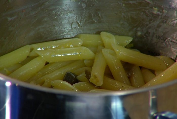 Пенне с помидорами, чили и соусом из анчоусов 
