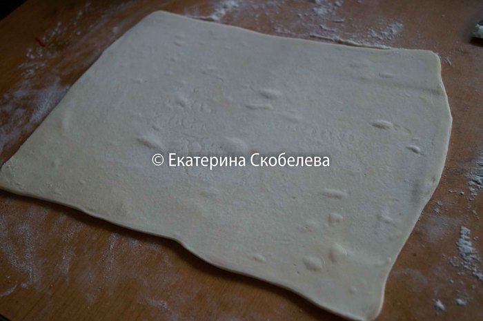 Рулет из слоеного теста с фаршем и болгарским перцем