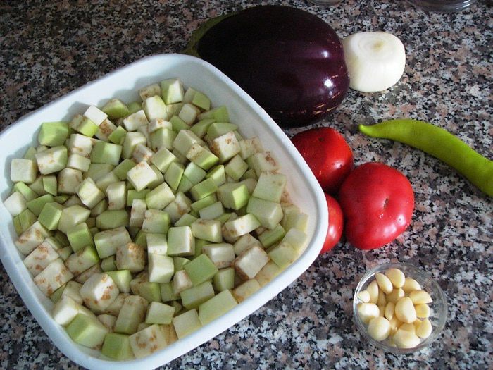 Баклажан, тушеный на оливковом масле с помидорами (Zeytınyaglı patlıcan)