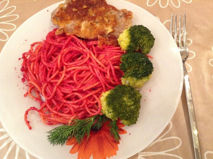 Спагетти со свекольным соусом