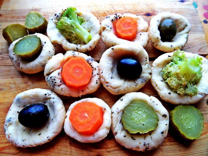 Сырные мини-пирожки с овощами и маслинами