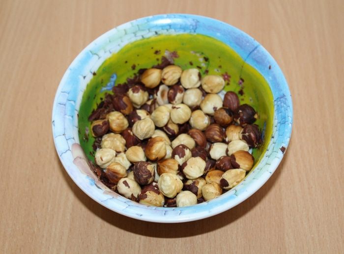 Блинный торт с шоколадным муссом, орехами и грушей