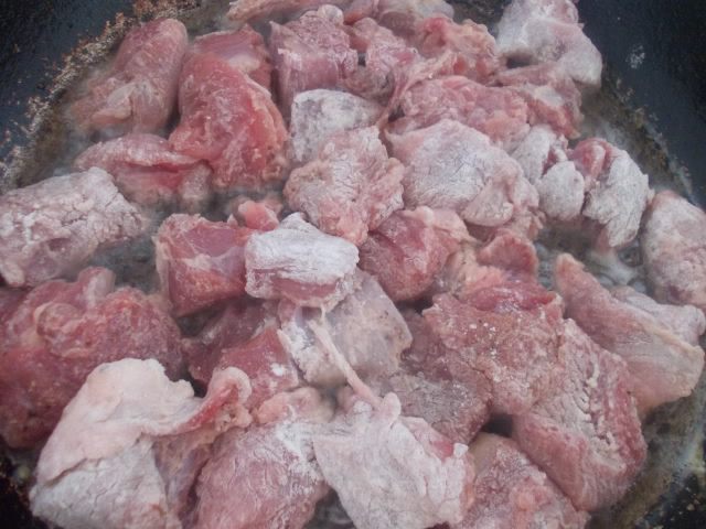 Соус из говядины с луком и шпинатом