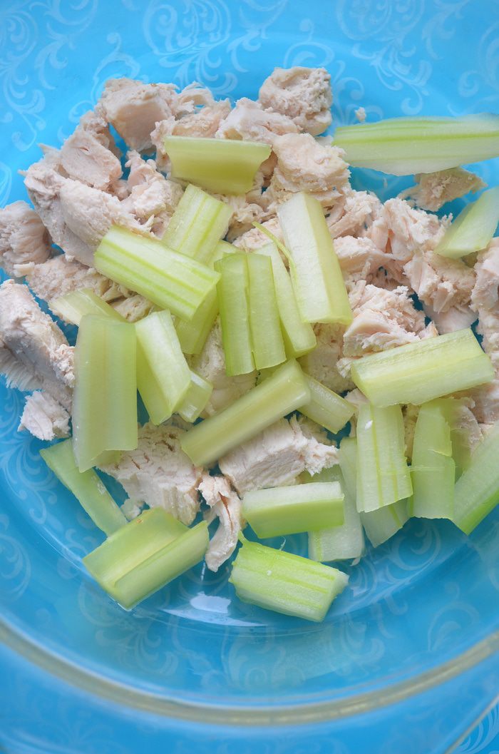 Салат с оливками и стеблями сельдерея 