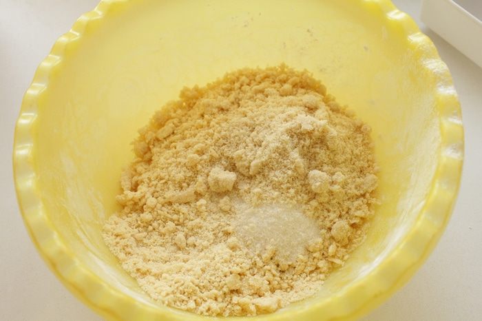 Тарт с белым шоколадом и брусникой