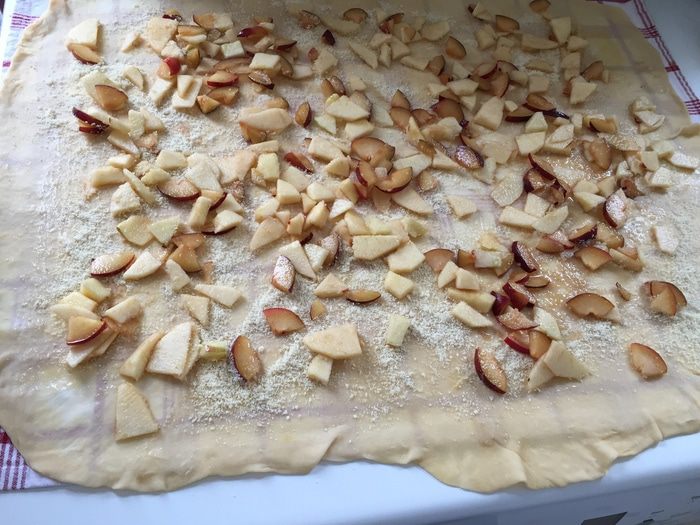 Яблочно-сливовый штрудель с ванильным соусом