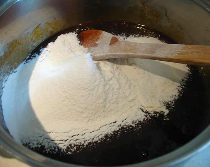 Карамельный медовик с клубникой