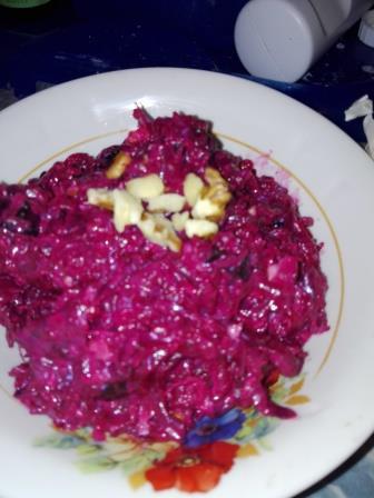 Свекольный салат с грецкими орехами и черносливом