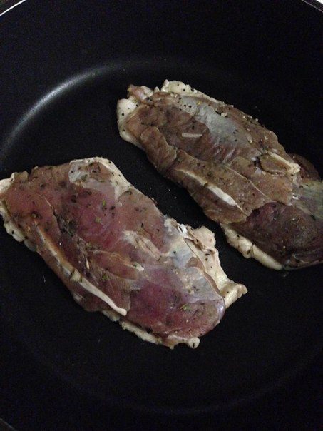 Утиная грудка с коньяком и ягодным соусом
