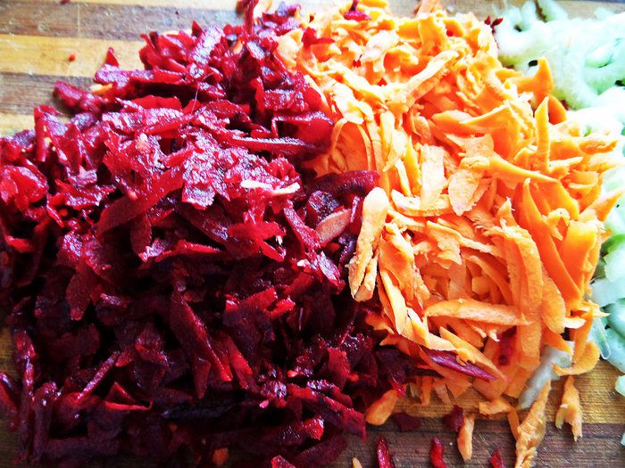 Куриная печень с овощами и гречкой