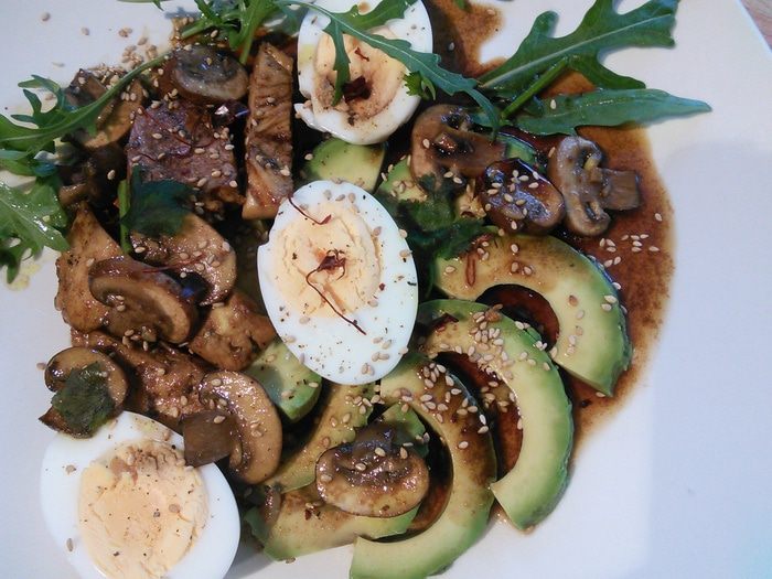 Яичный салат с куриной грудкой, авокадо и шампиньонами