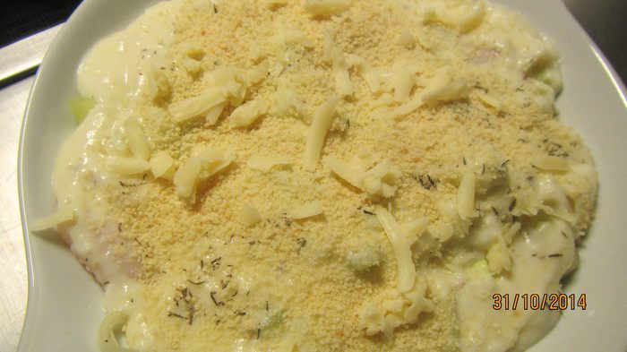 Гратен из белой рыбы и лука-порея