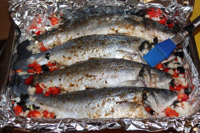 Запеченный фаршированный сибас