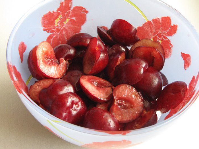 Легкий салат с черешней и куриным филе
