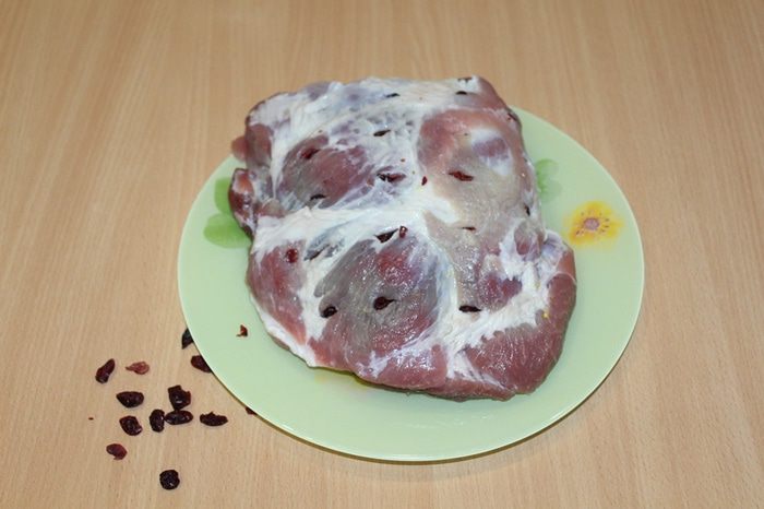 Буженина, шпигованная вяленой клюквой