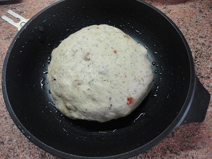 Булка с томатами и базиликом