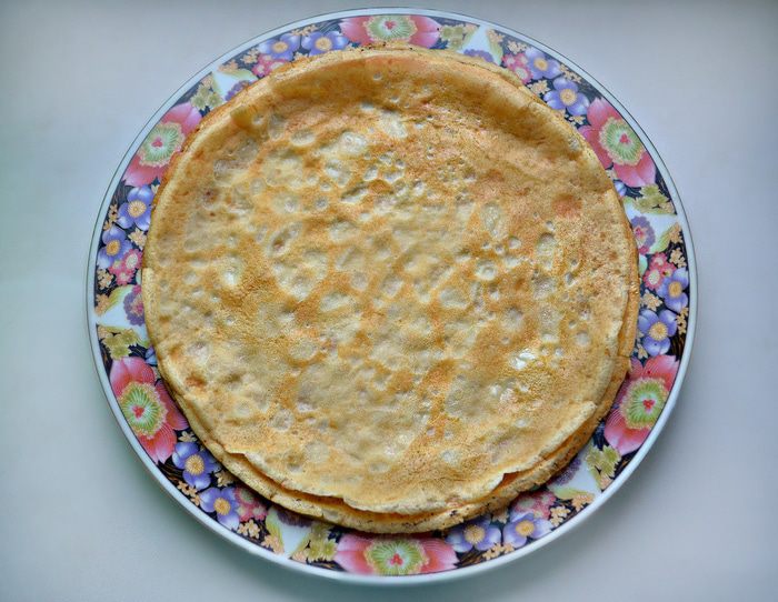 Блинчатый пирог с копчёной рыбой