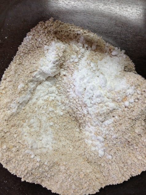 Постный овсяный пирог с халвой и черной смородиной