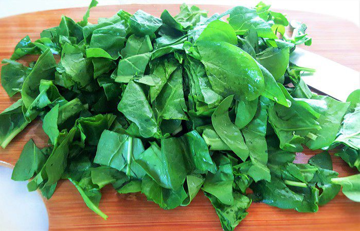 Курочка с паприкой и шпинатом с соусом из белого вина и тимьяна