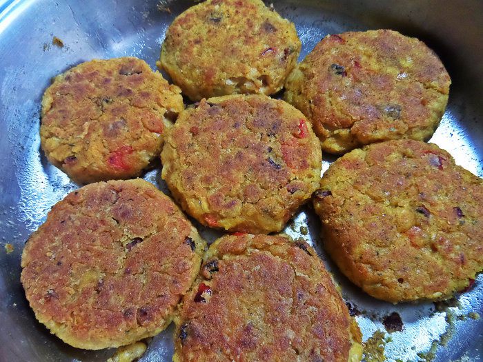 Фасолевые котлетки с колбасками