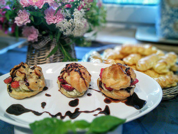 Эклеры с клубникой и базиликовым кремом 