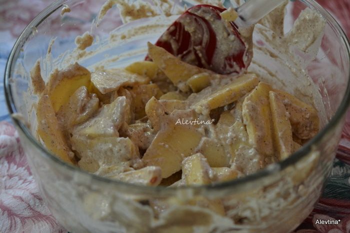 Яблочный пирог с орехами и шоколадом