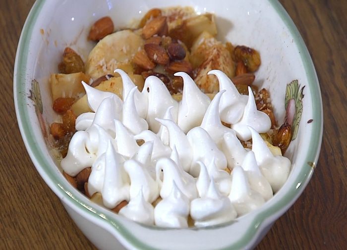 Яблочные дольки под белковым кремом