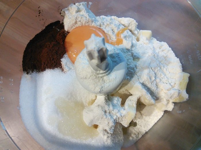 Шоколадные тарталетки с панна коттой и клубникой 