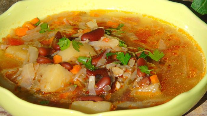 Суп с карри, капустой и фасолью