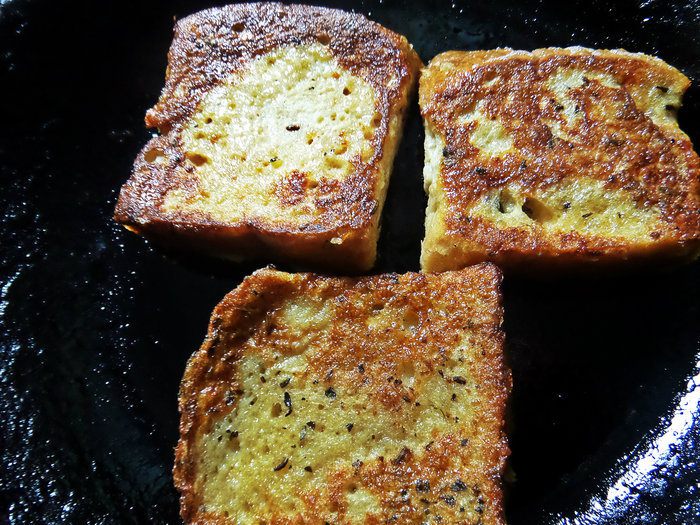 Гренки с овощами под сыром