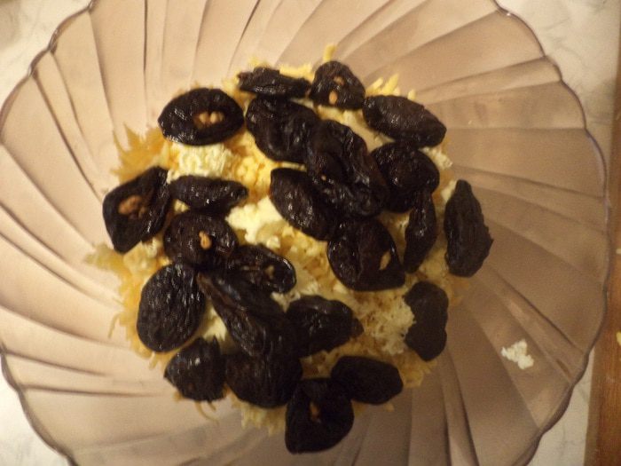 Салат &amp;quot;Чёрная жемчужина&amp;quot; с крабовыми палочками, сыром и яйцом