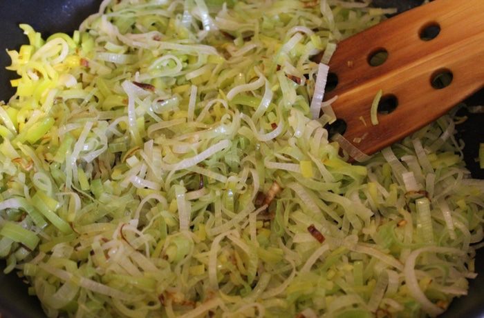 Мини-галеты из цельнозерновой муки с луком-пореем, козьим сыром и кедровыми орехами