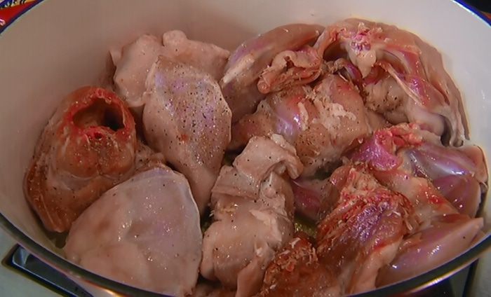 Кролик с яблоками, тушенный в вине