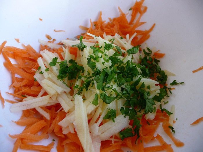 Салат из моркови и яблок с орехами