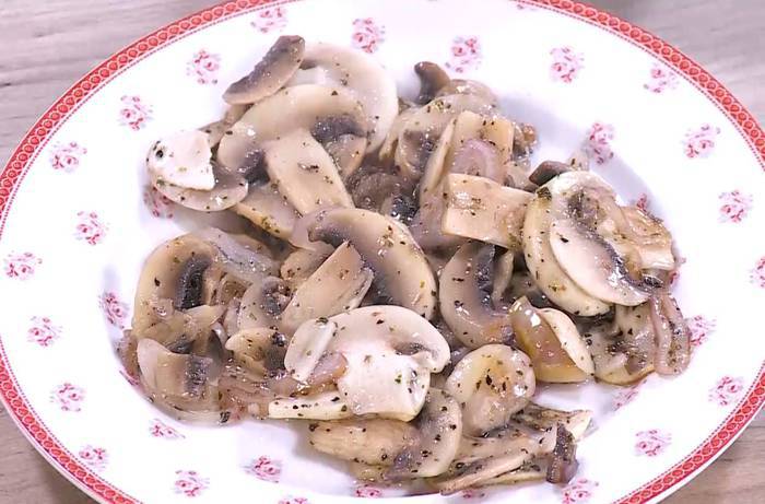 Яйца с грибами на тыквенных драниках 