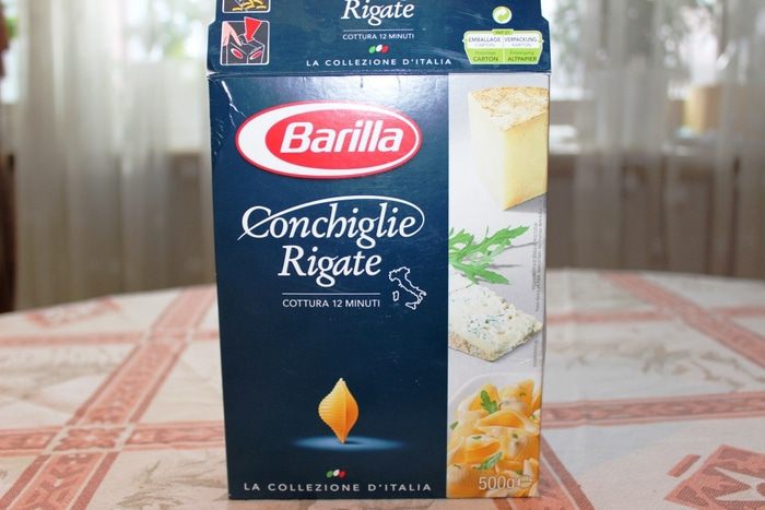 Фаршированные Конкилье Ригате под миндальными лепестками