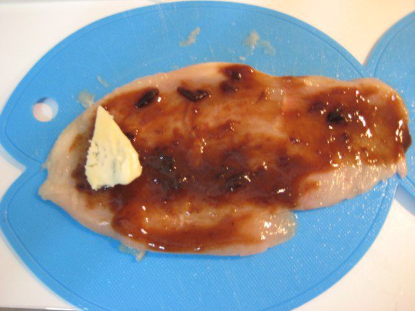 Куриные рулетики в беконе со сливовым соусом