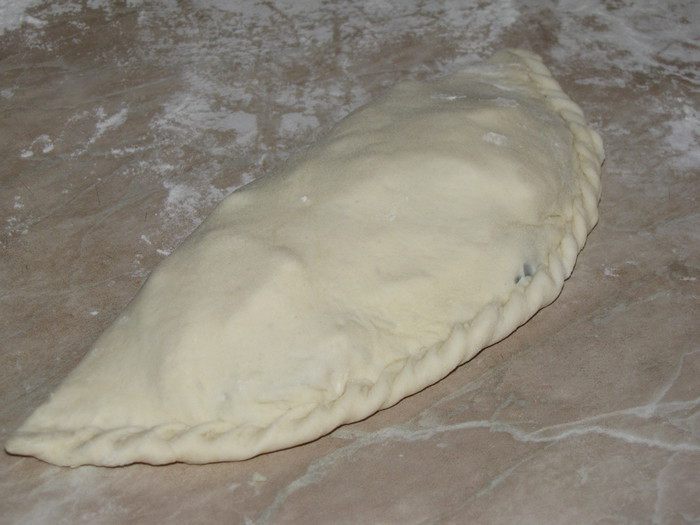 Кальцоне с цукини, оливками и моцареллой