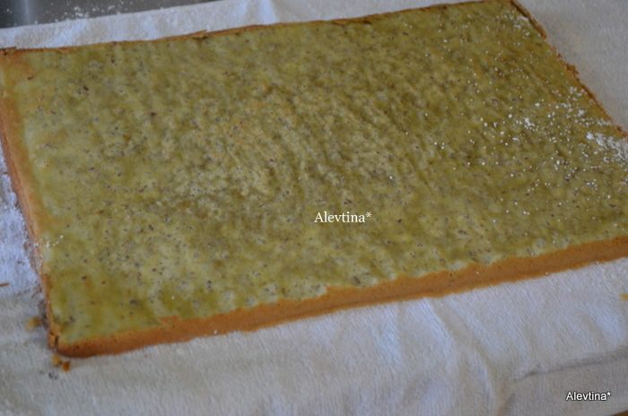 Рулет с пеканом и шоколадной начинкой