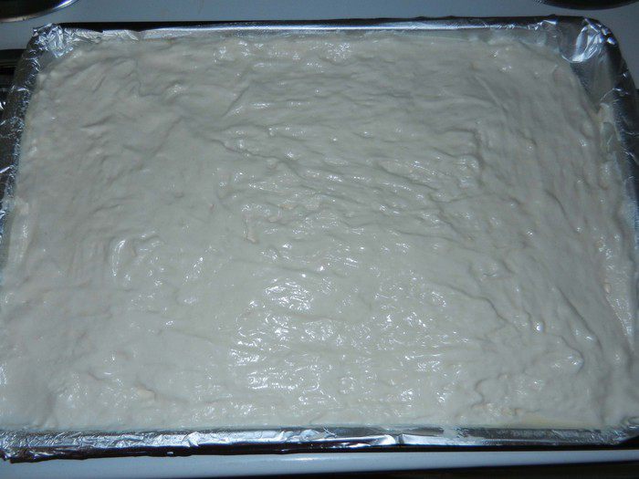 Рулет с клубникой и сливками (Cream-filled cake roll)