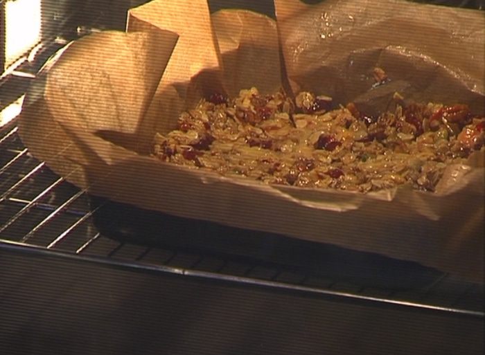 Батончики из мюсли с клюквой и орехами пекан 