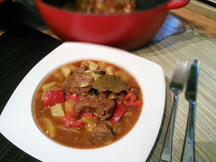 Говядина, тушенная с овощами в остром соусе (Chili-Rindfleisch-Eintopf) 