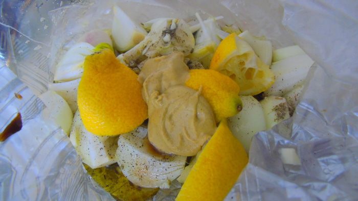 Курица с колбасками, луком и шалфеем